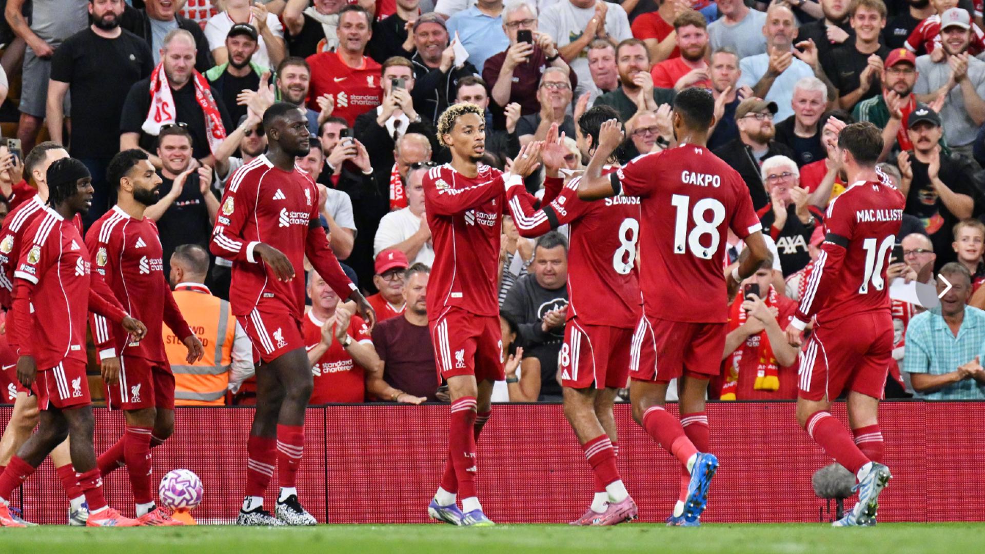 前锋远射破门，全场欢呼（前锋远射得手，现场沸腾）