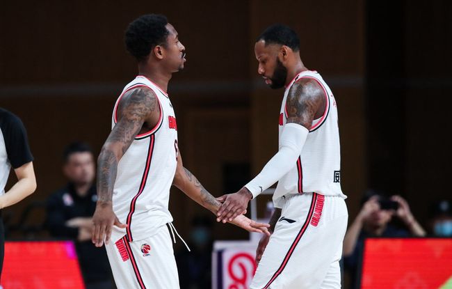 浙江队攻守兼备持续强势（浙江队攻防俱佳势头正猛）