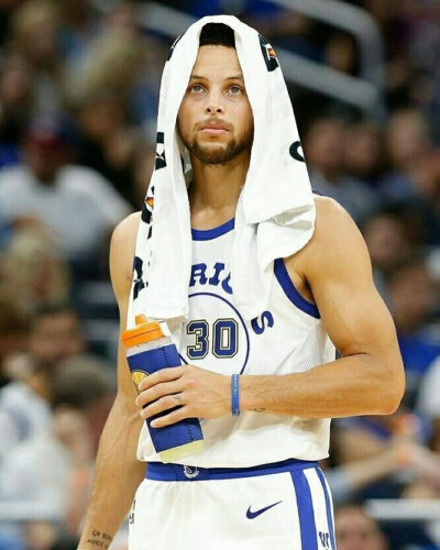 莲湖区机场小学：飞翔少年勇拼搏 绿茵场上展风采（莲湖区机场小学：逐梦少年勇争先 绿茵赛场绽风华）