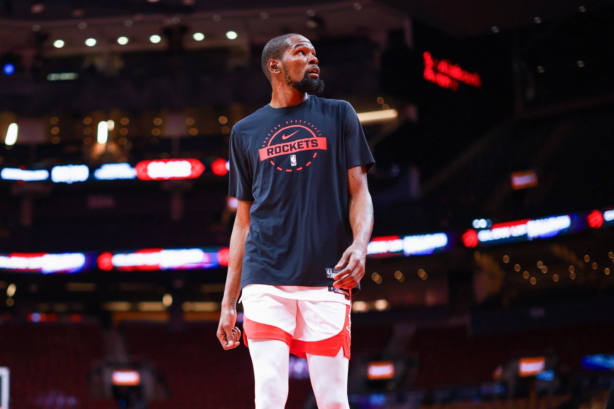 “苏超”冠军的排面，泰州市委书记和市长更衣室祝贺泰州夺冠（泰州问鼎苏超，市委书记、市长走进更衣室致贺）