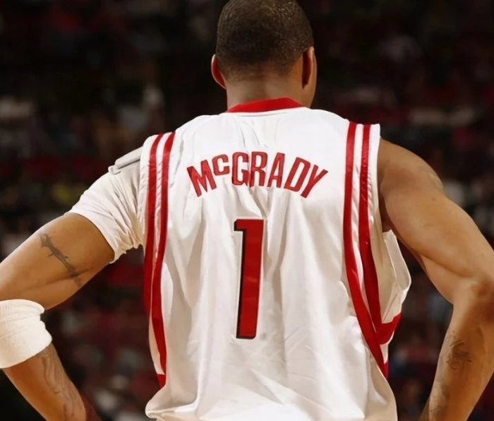 刘璇陪5岁女儿练体操，手持长棍严厉还疲惫，住300平豪宅又大又乱（刘璇陪5岁女儿练体操，手持长杆严厉带训显疲态，300平豪宅宽敞却杂乱）