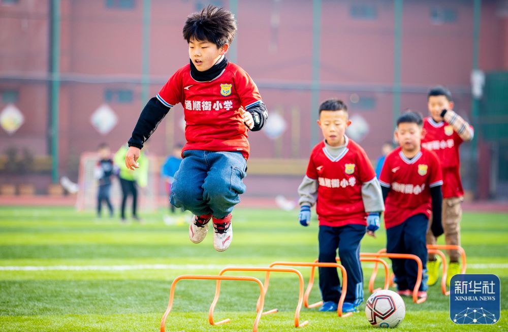 世界杯位置稳了？邮报：凯恩、贝林等五人参与英格兰队新球衣拍摄（入围世界杯无悬念？邮报称凯恩、贝林等五人参与英格兰新战袍拍摄）