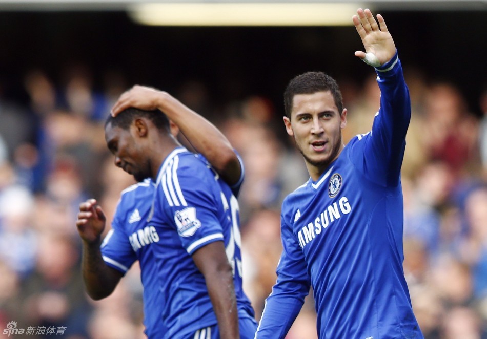 水晶宫与斯特拉斯堡赛前，维埃拉现身法国酒吧和球迷一起观战