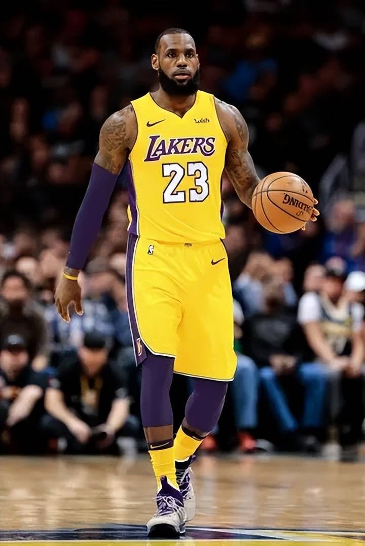 早报：拜仁的四线一十六胜，在我的肩膀上扛着！（晨报：拜仁四线齐进豪取16连胜，一切都扛在我肩上！）